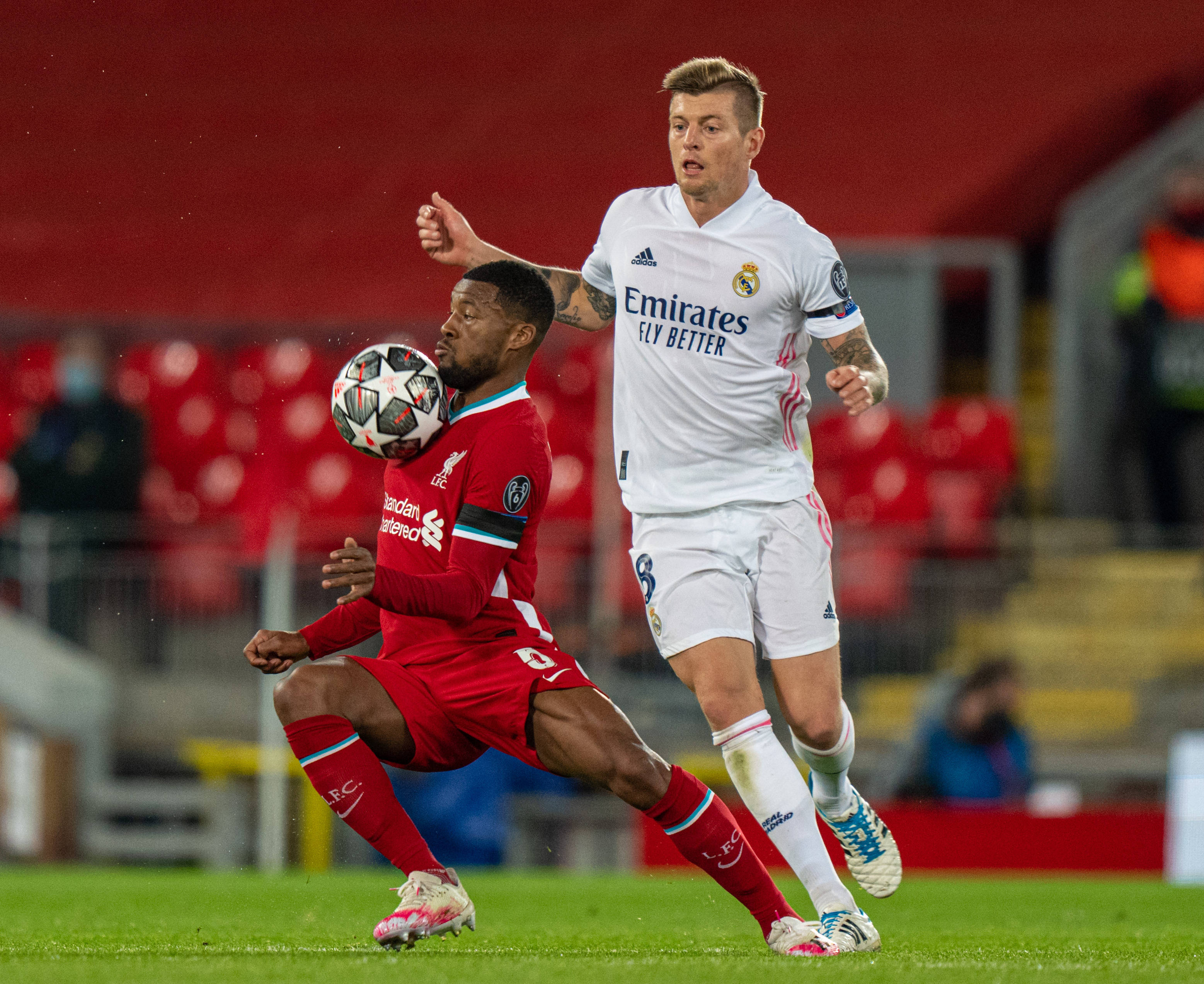 六台：维尼首次感觉到不受皇马球迷全力支持，对续约产生疑问（六台：维尼首度感到皇马球迷支持不足，续约意向生疑）