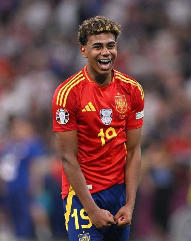 张外龙：曾跟球迷承诺一定会回到重庆；跪谢最努力的球员们（张外龙：曾向球迷承诺必回重庆；跪地致谢最拼的球员）