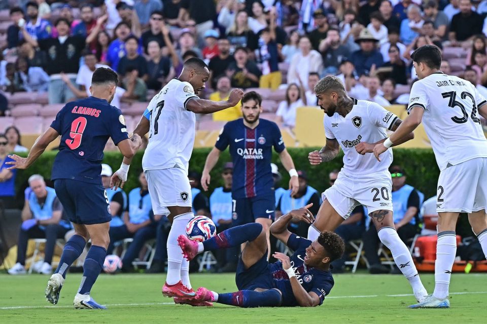 广东启程俱乐部杯！萨姆纳不提裤子，奎因帅气，杨溢也随队出征！（广东启程俱乐部杯开战：萨姆纳造型随性，奎因帅气依旧，杨溢随队出征）