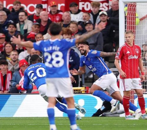 田柾国首登滚石英日韩三版封面，创杂志联动先例（田柾国首次包揽《滚石》英、日、韩三版封面，开创跨刊联动先河）