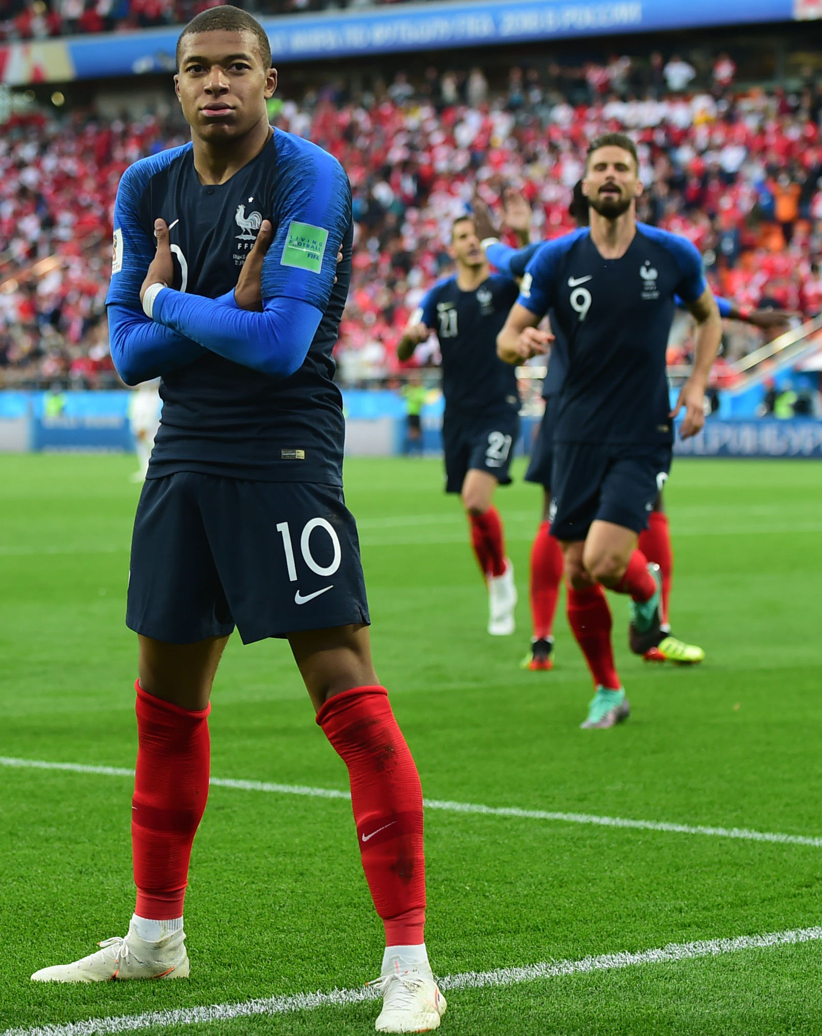 曼城大胜桑德兰，积分榜差距缩小（曼城狂胜桑德兰，联赛积分差距拉近）