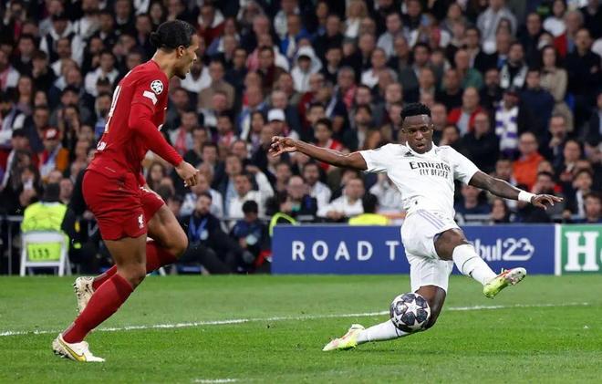 意媒：如果接受降薪，目前年薪600万欧的佩7可能与罗马续约（意媒：佩7年薪600万欧，若同意降薪或将与罗马续约）