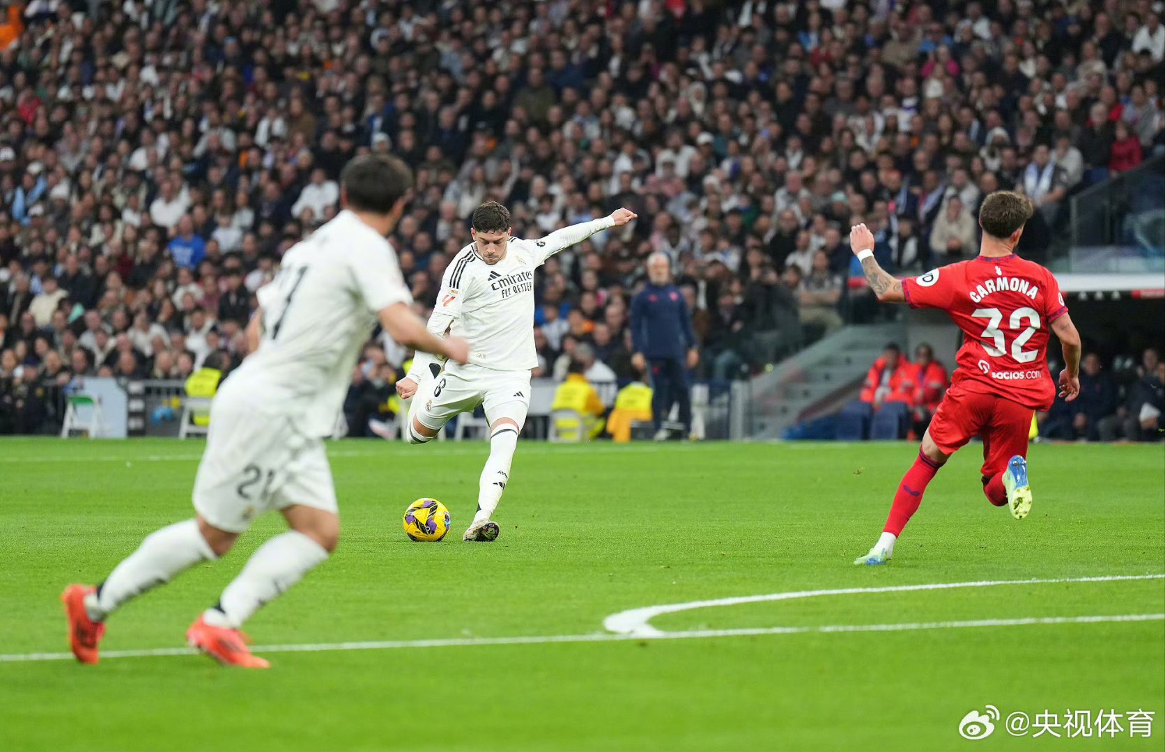 拜仁慕尼黑莱万多夫斯基帽子戏法（拜仁前锋莱万多夫斯基上演帽子戏法）